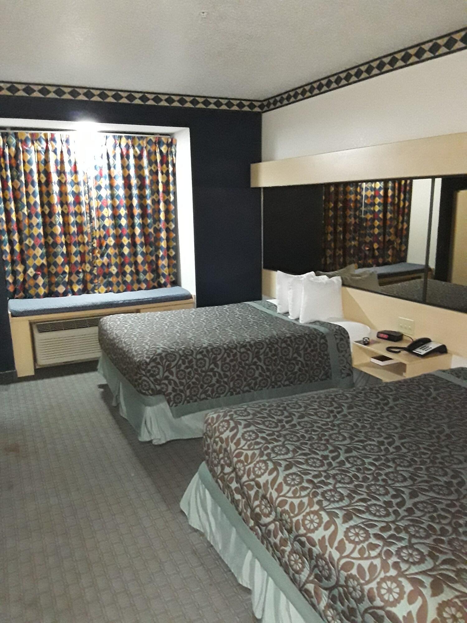 Hotel Days & By Wyndham Hutchinson